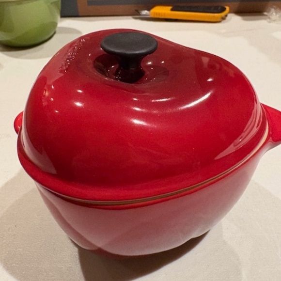 Le Creuset Red Apple Lidded Jar - Picture 1 of 5